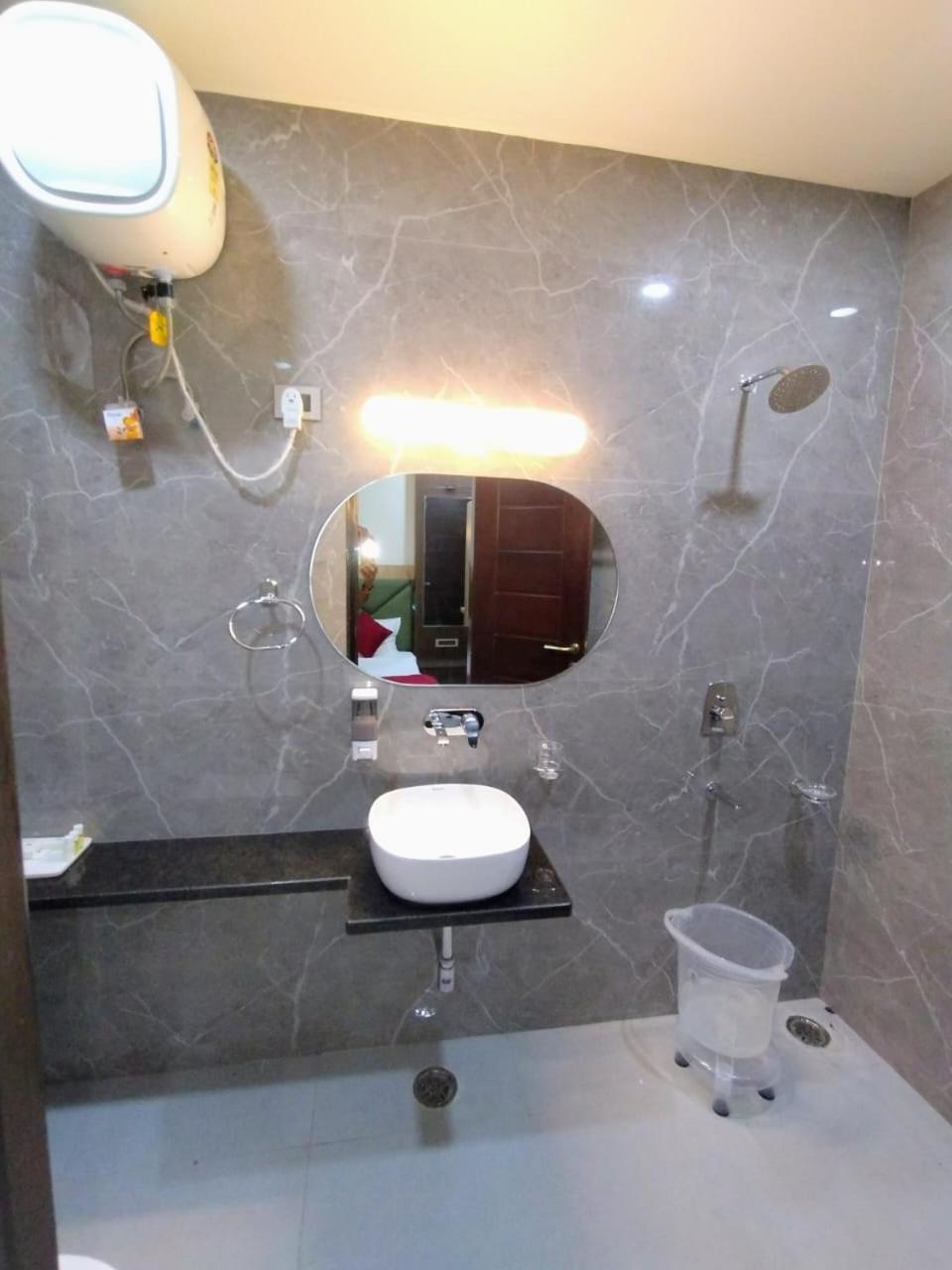לקנאו Celebration Guest House מראה חיצוני תמונה