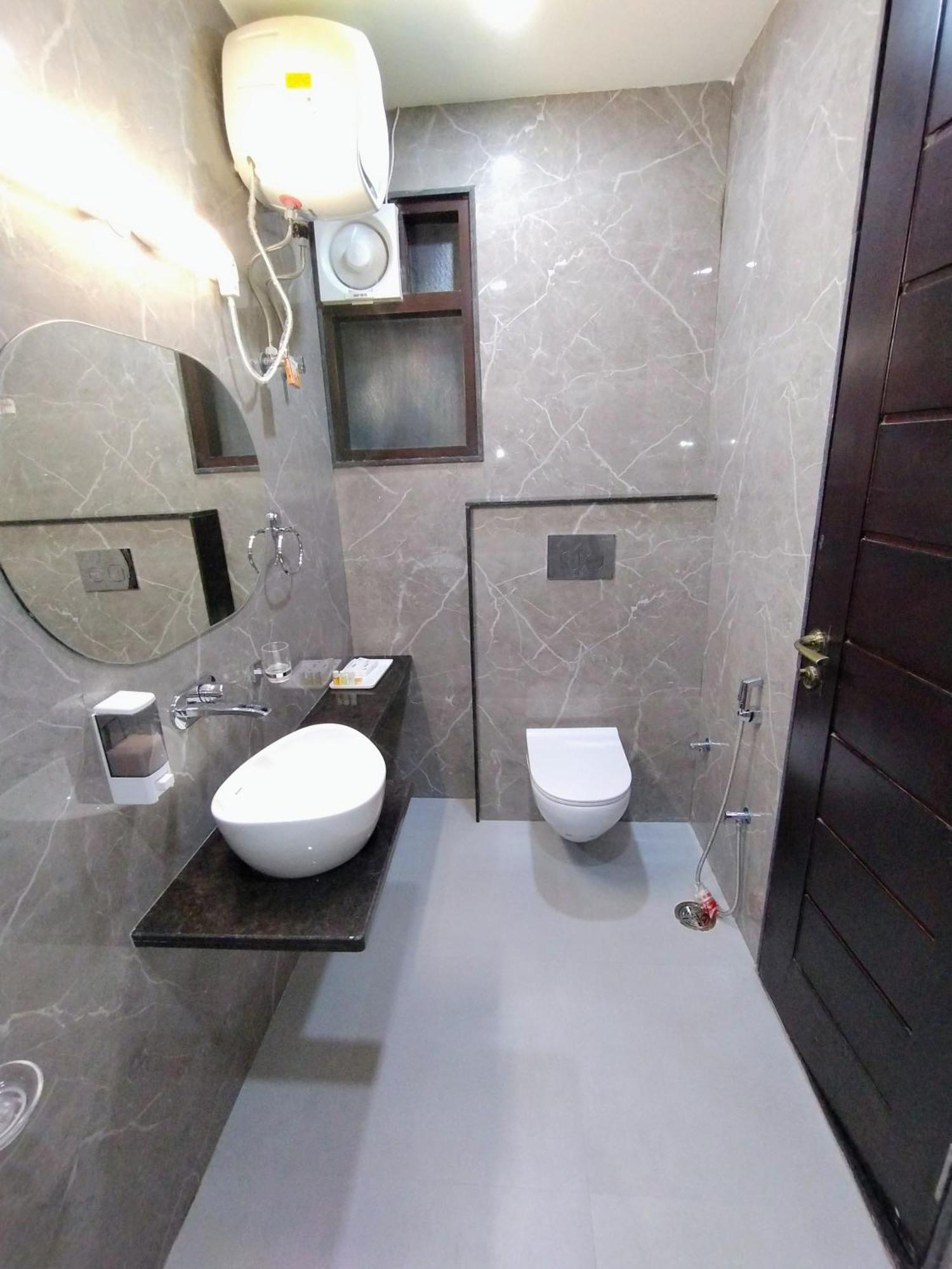 לקנאו Celebration Guest House מראה חיצוני תמונה